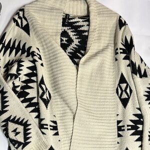 Audrey Ann Cream and Black Patterned Tunic in good condition small/medium
